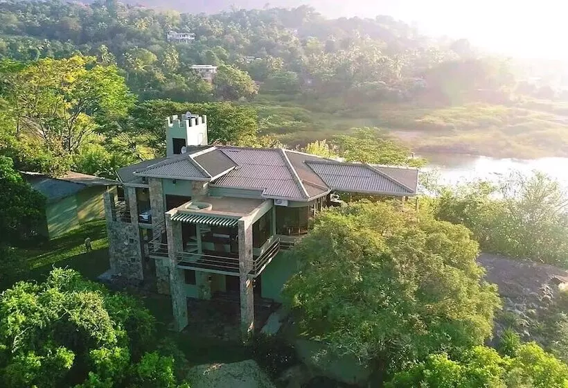 Lomakeskus Castle Palace Kandy