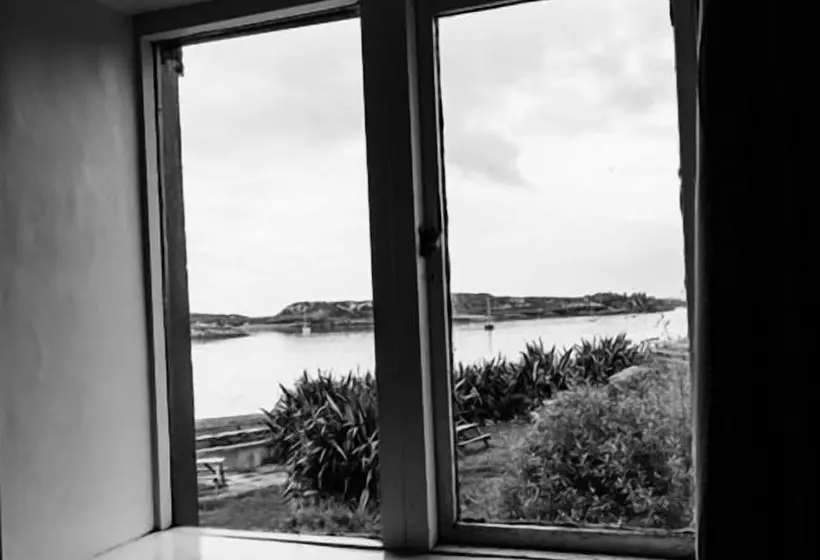 The Beach, Days Bar And B&b