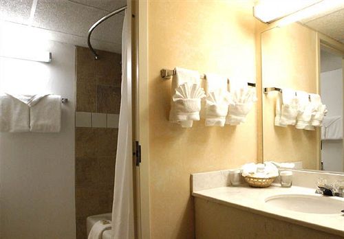 Boulder Outlook Hotel & Suites