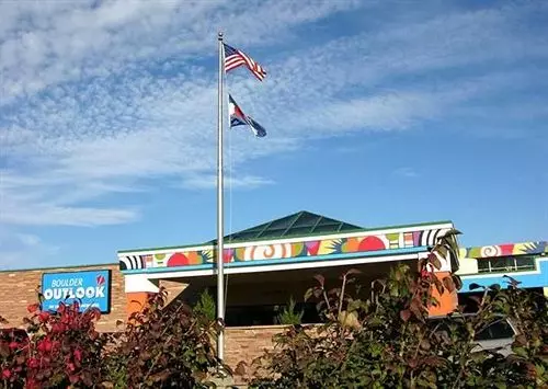 Boulder Outlook Hotel & Suites