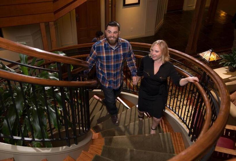 هتل Avila Village Inn