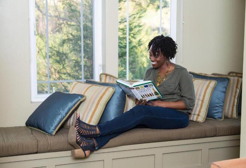 هتل Avila Village Inn