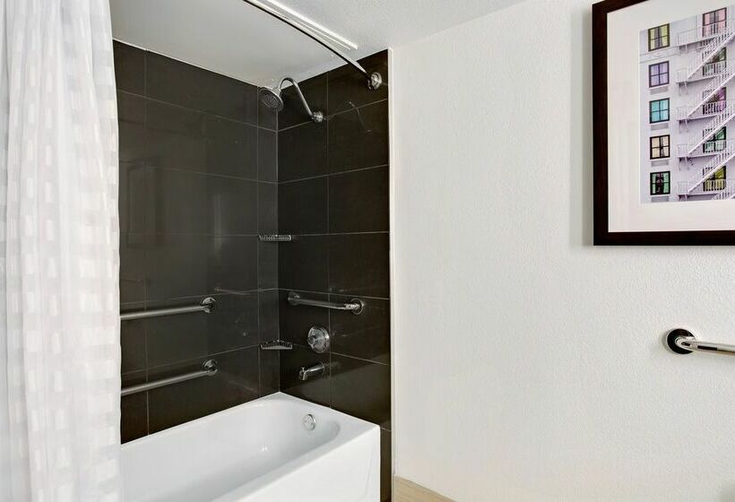 هتل Austin Arboretum