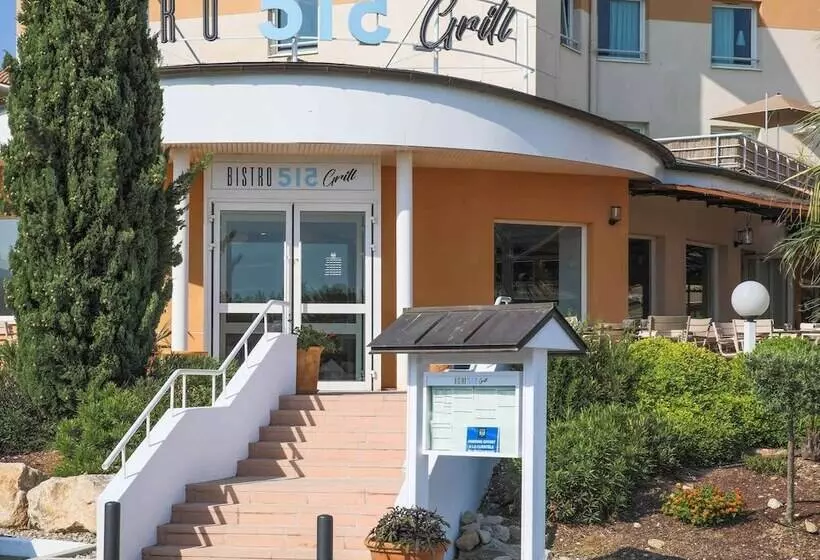 Отель Ibis La Ciotat