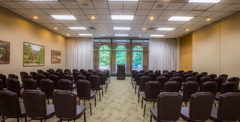 Williamsburg Woodlands Hotel & Suites, An Official Colonial Williamsburg