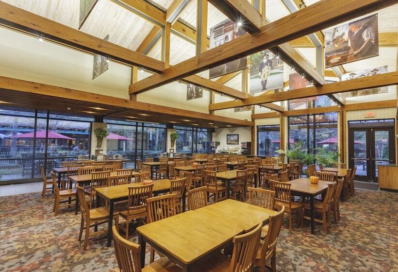 Williamsburg Woodlands Hotel & Suites, An Official Colonial Williamsburg