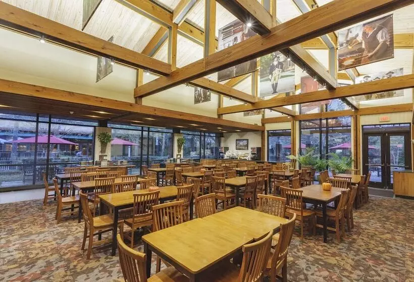 Williamsburg Woodlands Hotel & Suites, An Official Colonial Williamsburg