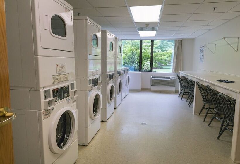 Williamsburg Woodlands Hotel & Suites, An Official Colonial Williamsburg