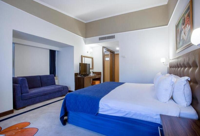 استراحتگاه Pine Beach Belek