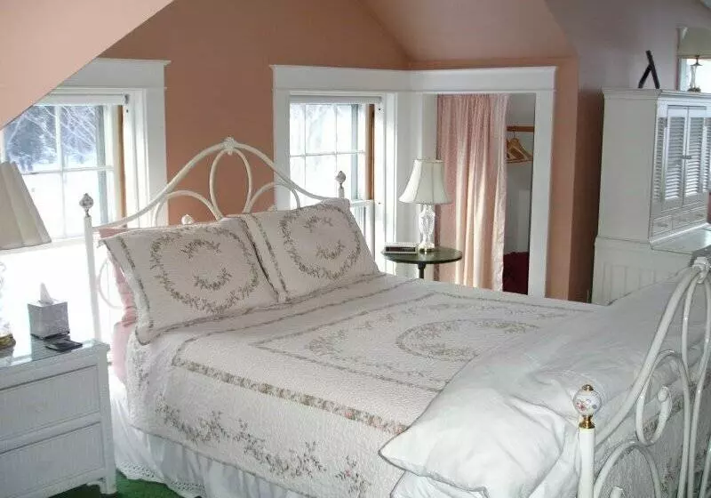 The Trumbull House Bed And Breakfast