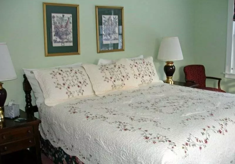 The Trumbull House Bed And Breakfast