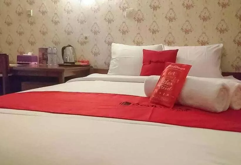 Hotelli Reddoorz Plus @ Alun Alun Nganjuk