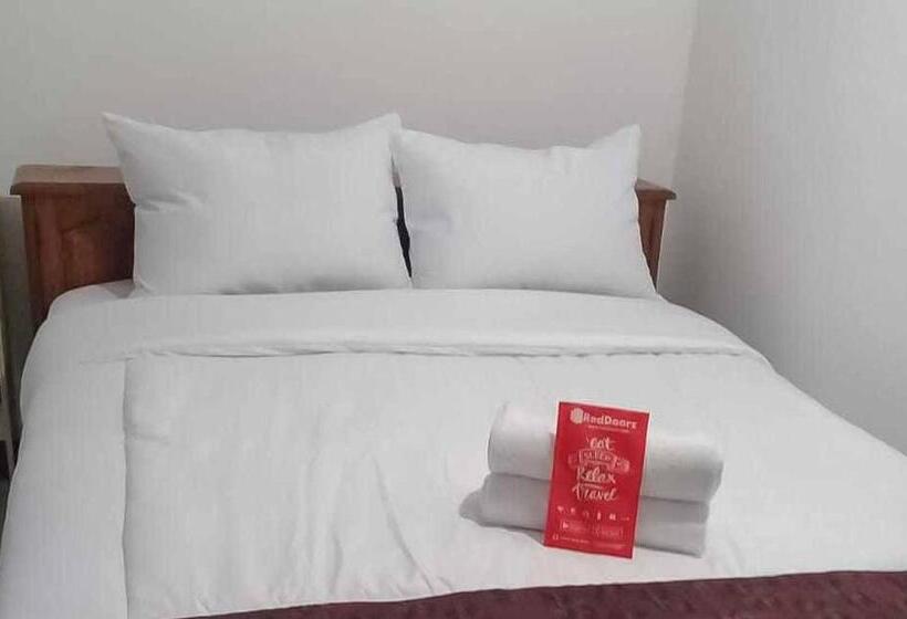 Hotel Reddoorz Plus @ Alun Alun Nganjuk