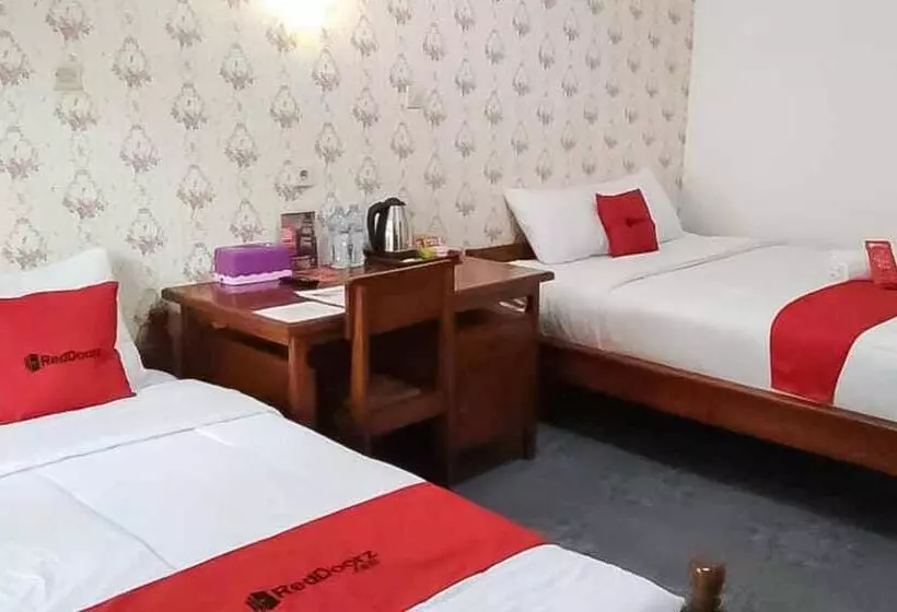 Hotelli Reddoorz Plus @ Alun Alun Nganjuk