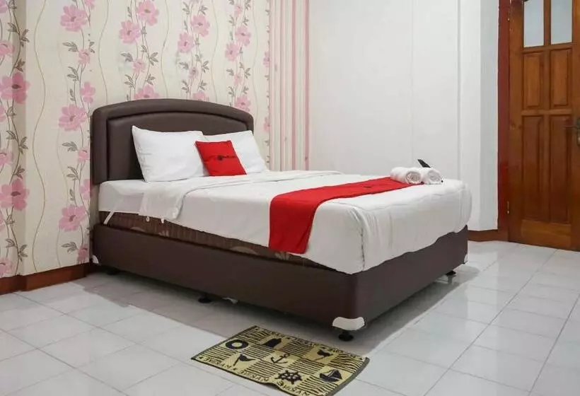 Hotelli Reddoorz Plus @ Alun Alun Nganjuk
