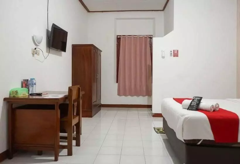 Hotelli Reddoorz Plus @ Alun Alun Nganjuk