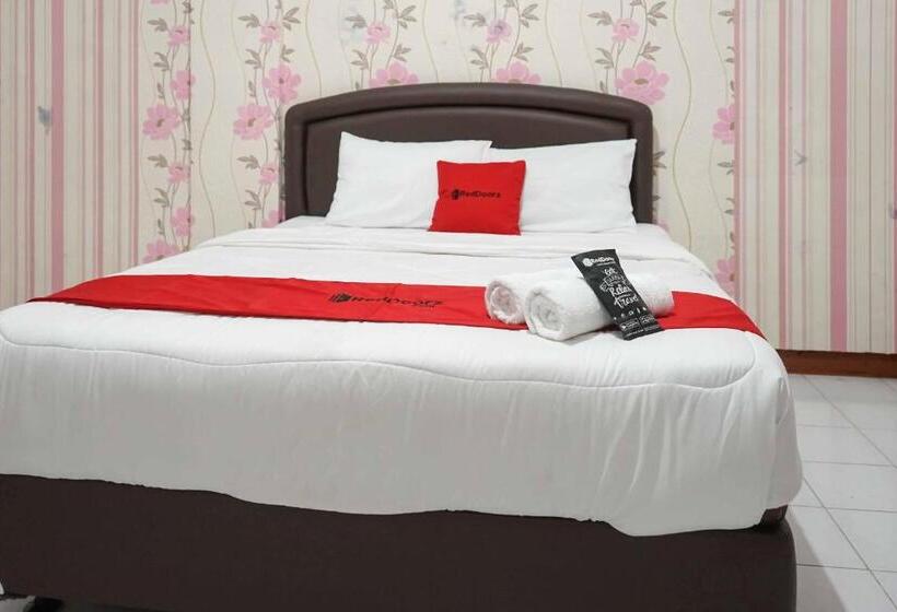Hotel Reddoorz Plus @ Alun Alun Nganjuk