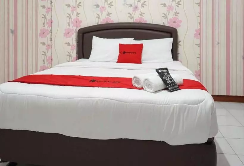 Hotelli Reddoorz Plus @ Alun Alun Nganjuk