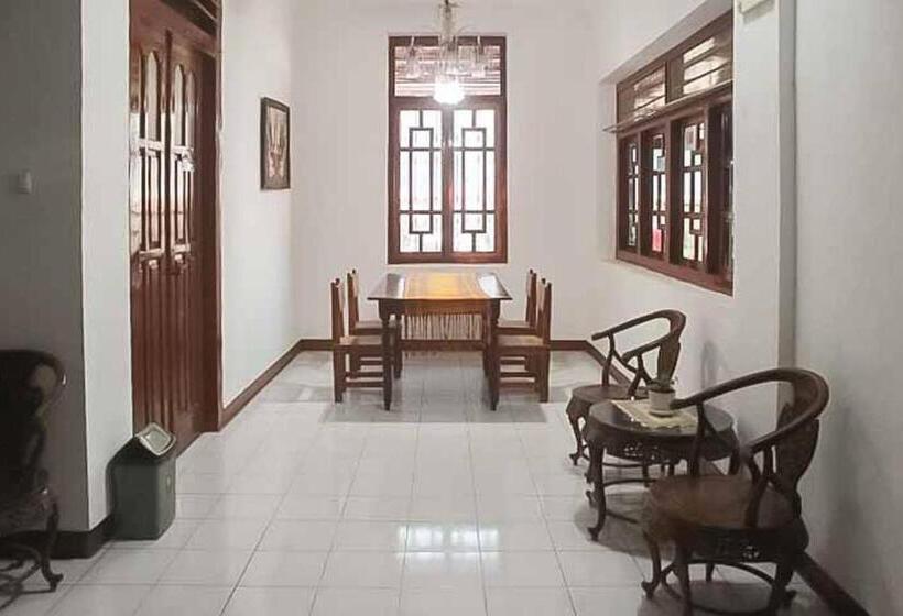 Hotel Reddoorz Plus @ Alun Alun Nganjuk