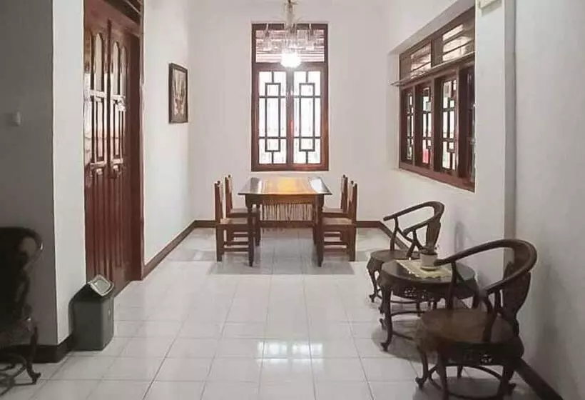 Hotelli Reddoorz Plus @ Alun Alun Nganjuk