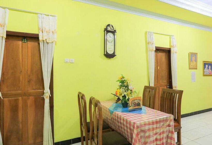 בית מלון כפרי Spot On 2440 Wallet Family Residence Syariah