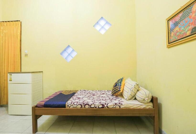 בית מלון כפרי Spot On 2440 Wallet Family Residence Syariah