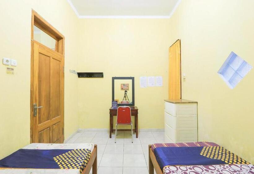 בית מלון כפרי Spot On 2440 Wallet Family Residence Syariah