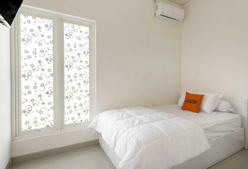 Panzió Koolkost Near T2 Juanda Airport