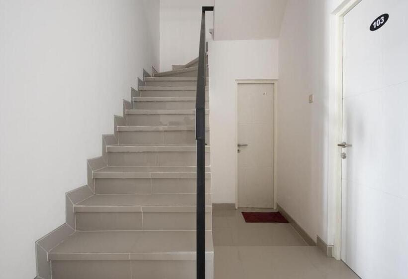 Panzió Koolkost Near T2 Juanda Airport