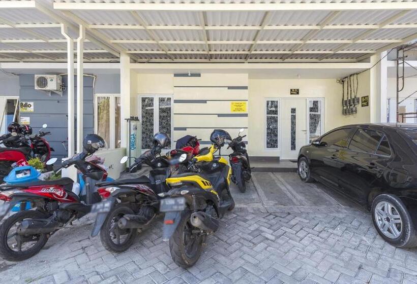 Panzió Koolkost Near T2 Juanda Airport