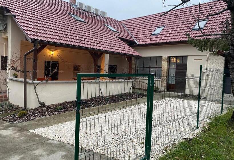 Bed and Breakfast Kamarás Klastrom House