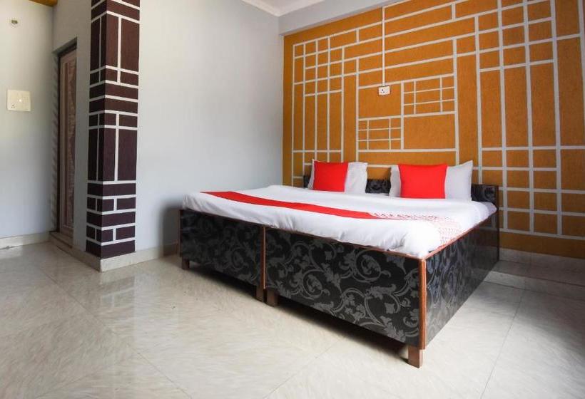 בית מלון כפרי Oyo 61663  Cocktail Plaza