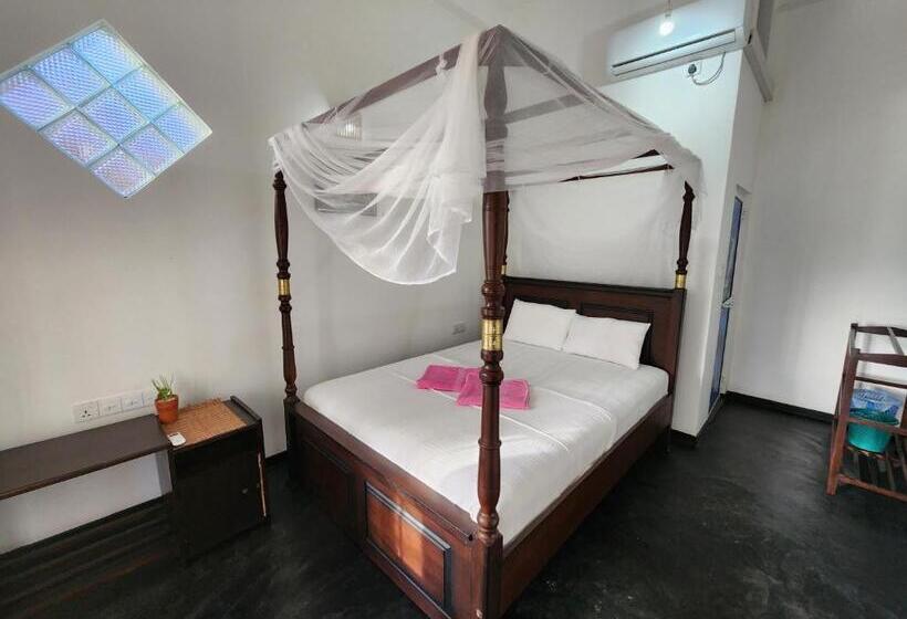 پانسیون Screwpine Beach Villa