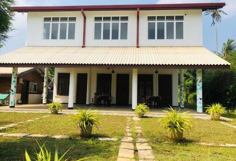 پانسیون Screwpine Beach Villa