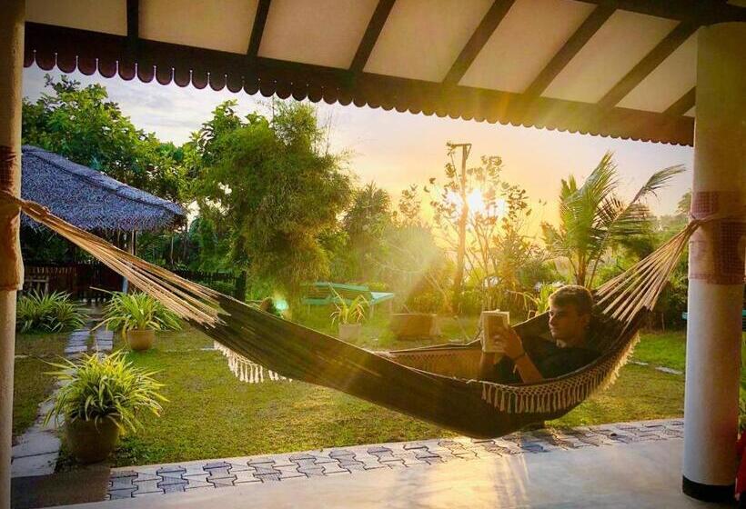 پانسیون Screwpine Beach Villa