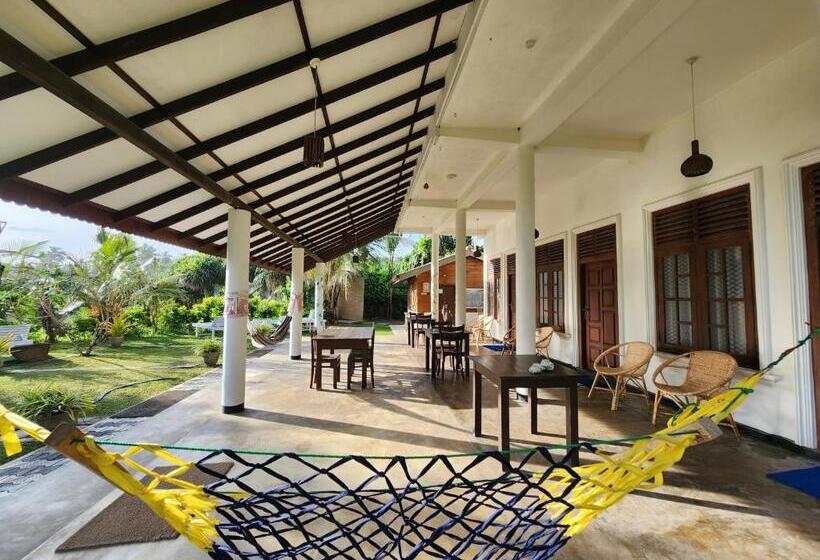 پانسیون Screwpine Beach Villa