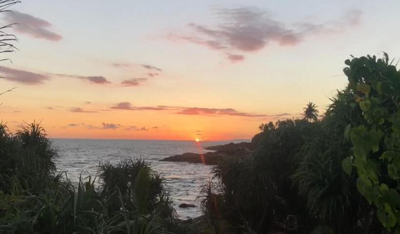 پانسیون Screwpine Beach Villa