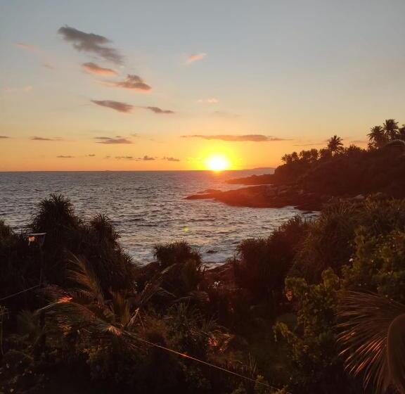 پانسیون Screwpine Beach Villa