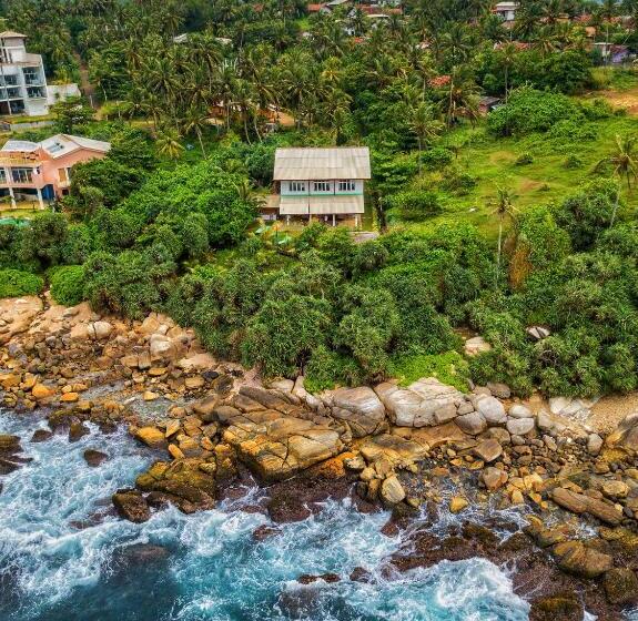 پانسیون Screwpine Beach Villa