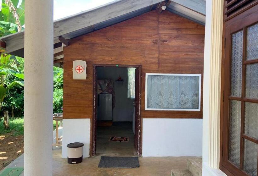 پانسیون Screwpine Beach Villa