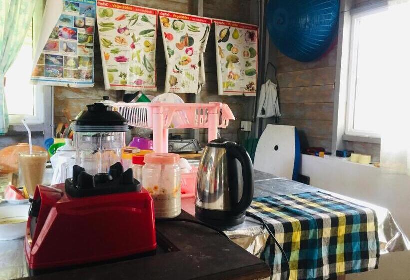 پانسیون Screwpine Beach Villa