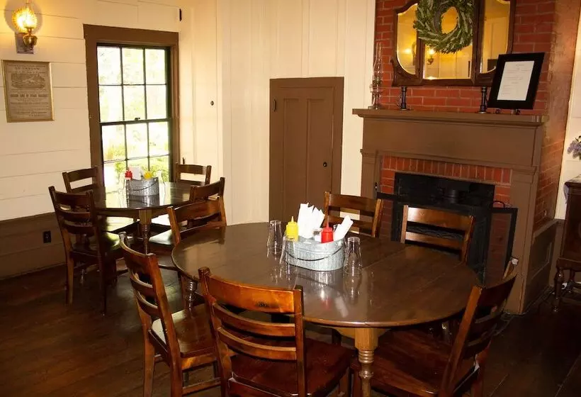 Retkeilymaja Wolf Creek Inn & Tavern