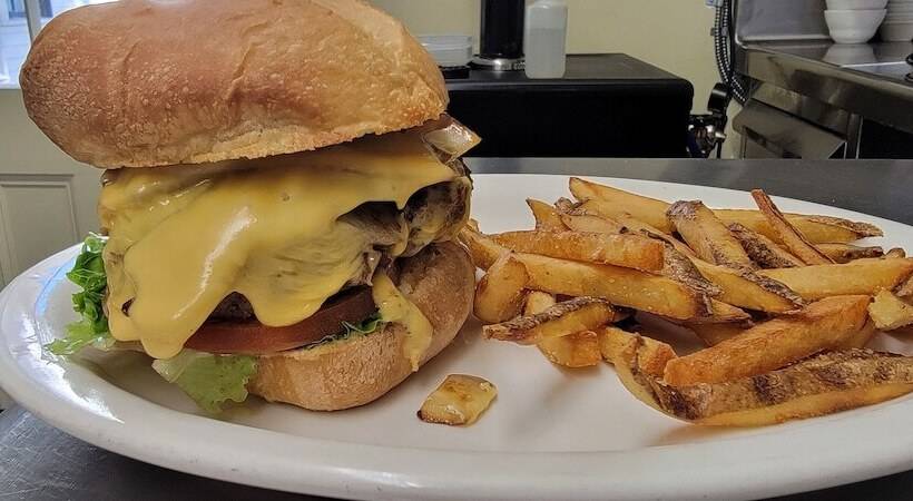 旅馆 Wolf Creek Inn & Tavern