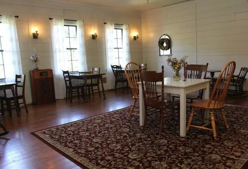 Retkeilymaja Wolf Creek Inn & Tavern