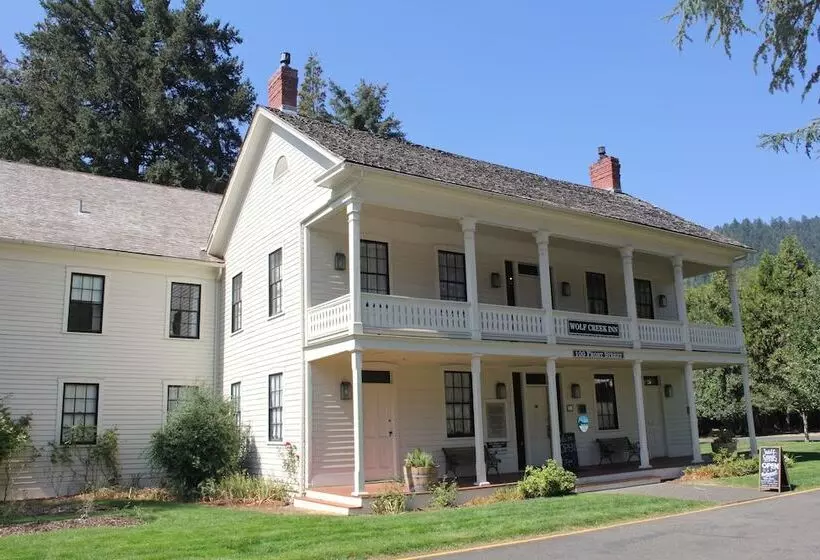 Retkeilymaja Wolf Creek Inn & Tavern