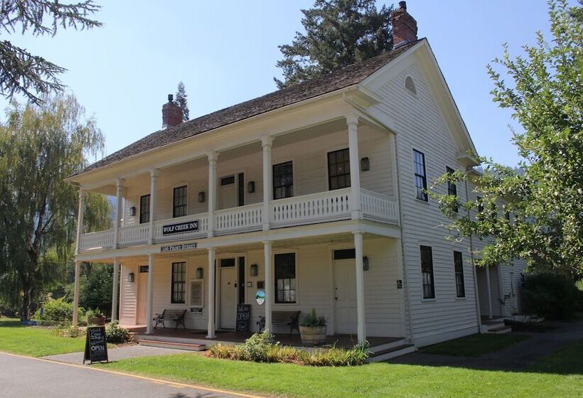 旅馆 Wolf Creek Inn & Tavern