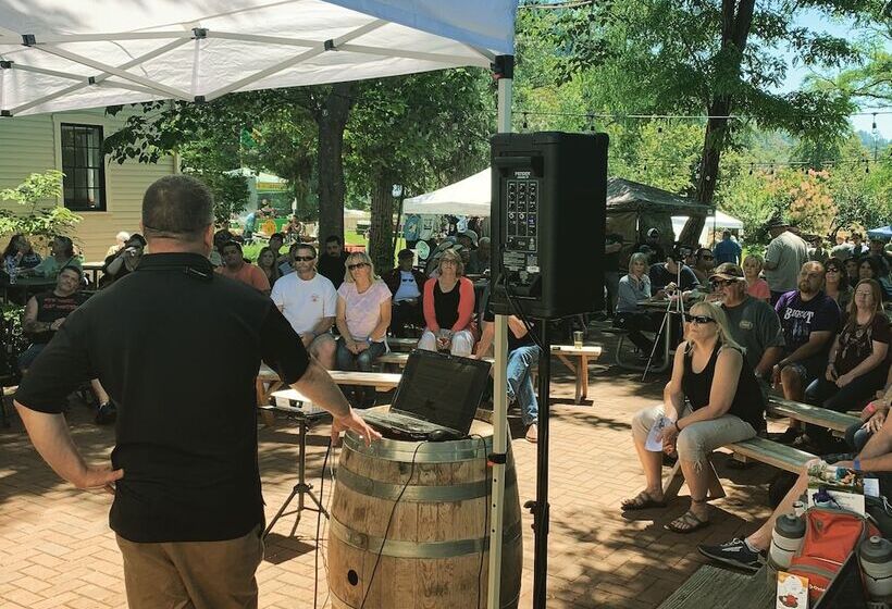 旅馆 Wolf Creek Inn & Tavern