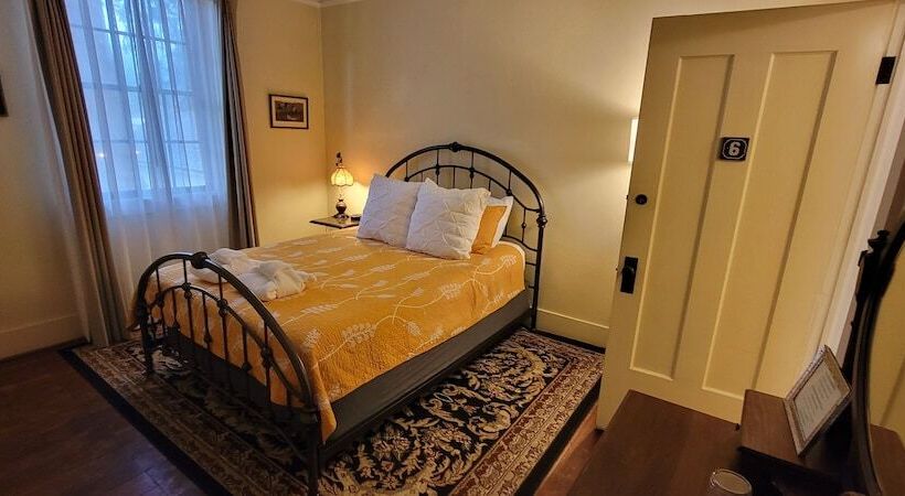 旅馆 Wolf Creek Inn & Tavern