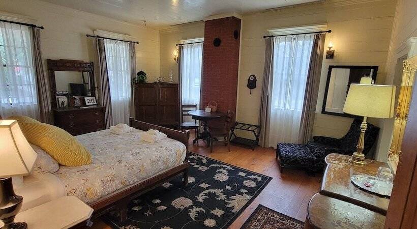 旅馆 Wolf Creek Inn & Tavern