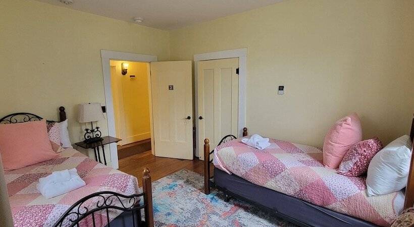 旅馆 Wolf Creek Inn & Tavern